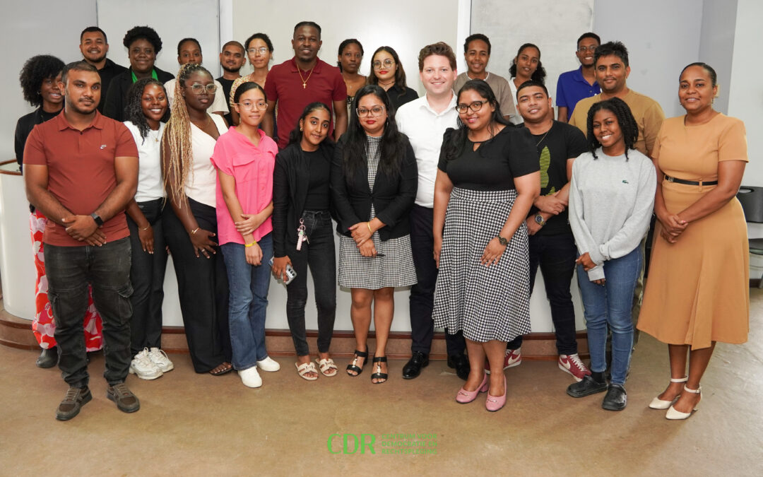 Rechtenstudenten in gesprek over democratie en rechtsstaat tijdens werkbezoek voorzitter Tweede Kamer aan Suriname